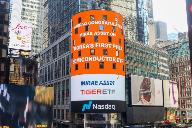 미국 뉴욕 타임스퀘어 나스닥 마켓사이트(NASDAQ MarketSite)에 표시된 ‘TIGER 미국필라델피아반도체나스닥 ETF’ 상장 축하 메시지 (사진=미래에셋자산운용 제공)