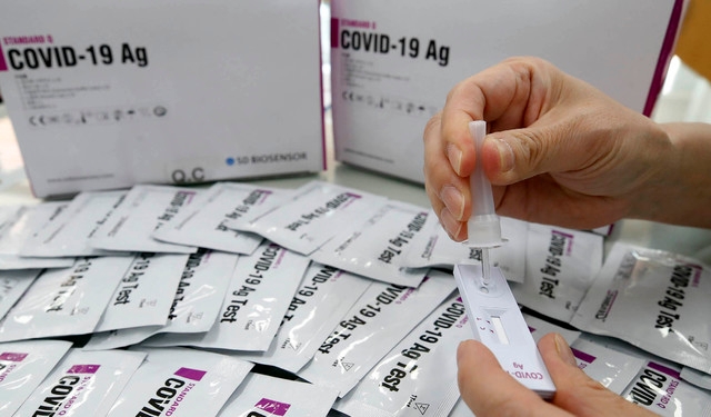 광주 북구보건소는 최근 입고된 코로나19 자가 진단 키트를 시험 확인하고 있다고 14일 밝혔다. 자가 진단키트는 면봉으로 콧속에서 검체를 채취, 진단 시약에 넣는 방법으로 양성 여부를 판단한다. (사진=광주 북구 제공)