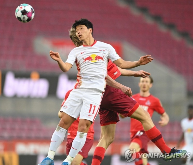 쾰른을 상대로 공중볼을 다투는 황희찬 (EPA=연합뉴스)