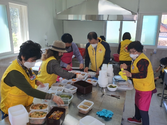 강진군 도암적십자봉사회 15명은 지난 14일 면사무소 조리봉사실에서 홀로 사는 어르신과 장애가 있는 거동불편 이웃 40가정에 반찬을 만들어 배달했다/사진=강진군