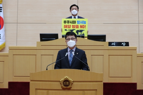 전남도의회 민병대 의원이 21일 제351회 임시회에서 일본 후쿠시마 원전 방사능 오염수 해양 방출 결정 규탄 결의안을 대표 발의하고 있다/사진=전남도의회