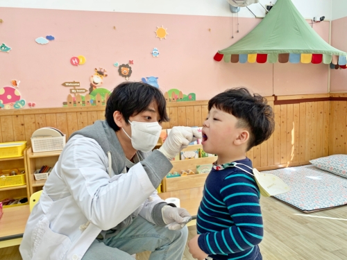 장흥군은 코로나19 장기화로 인해 소홀하기 쉬운 어린이 구강 건강관리를 위해 관내 유치원과 어린이집을 대상으로‘어린이 불소도포’사업을 추진하고 있다/사진=장흥군
