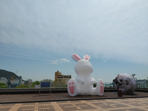 부산관광공사, 용두산공원 달 토끼 전시 이벤트 개최