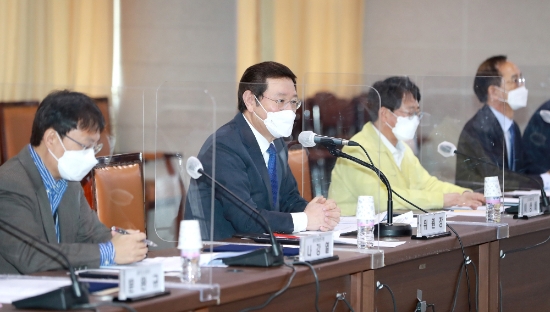 이용섭 광주광역시장이 21일 오전 시청 3층 중회의실에서 열린 ‘제1회 광주광역시 주거정책심의위원회’에 참석해 회의를 주재하고 있다./사진=광주시