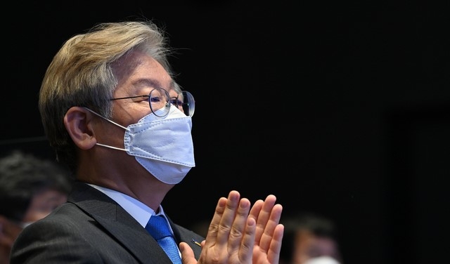 이재명 경기도지사가 20일 서울 여의도 글래드호텔에서 열린 청소·경비노동자 휴게시설 개선 국회토론회에서 참석자 소개를 들으며 박수를 치고 있다.