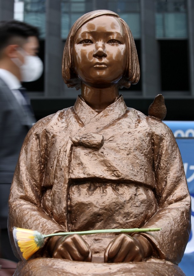 서울 종로구 옛 일본대사관 앞에 평화의 소녀상이 자리하고 있다.