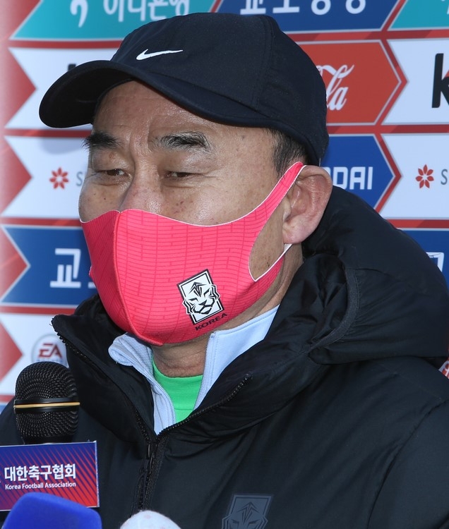 김학범 축구 올림픽대표팀 감독이 12일 오후 강원 강릉시 강릉종합운동장에서 도쿄올림픽 출전을 앞두고 열린 1차 국내 훈련에서 기자들의 질문에 답변하고 있다.