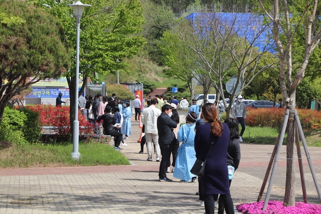 지난 21일 경남 사천시보건소 앞에 설치된 임시선별진료소에서 코로나19 진단검사를 받고 있다.