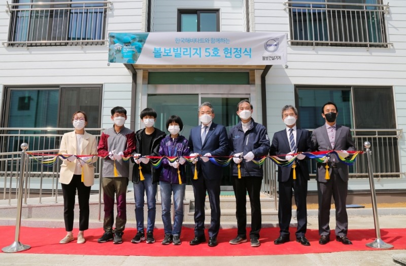 왼쪽에서 5번째부터 헌정식 행사에 참석한 볼보그룹코리아 양성모 대표, 한국해비타트 충남세종지회 윤마태 이사장, 이광희 사무총장, 제5호 볼보 빌리지 입주자 가족들(왼쪽에서 2~4번째)이 환하게 웃으며 기념 촬영을 하고 있다. (사진제공: 볼보그룹코리아)