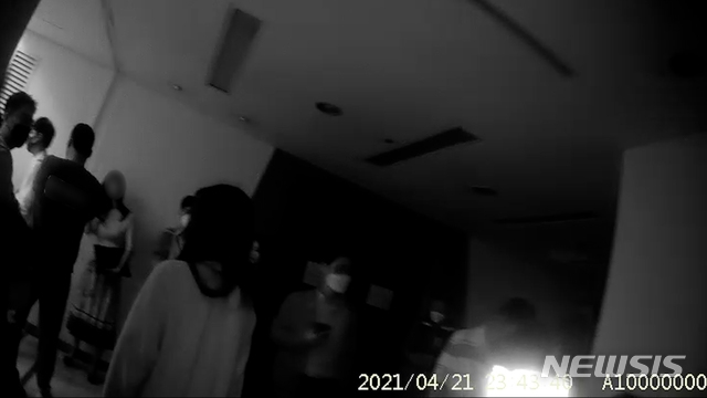 22일 수서경찰서는 서울 강남 한 불법 유흥주점에서 집합금지 명령을 위반한 손님과 종업원 83명을 검거했다고 밝혔다. 2021.04.22.(사진=수서경찰서 제공)