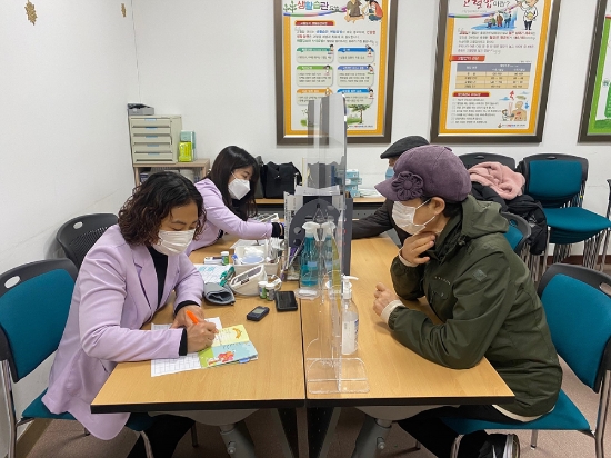 여수시 고혈압·당뇨병 등록‧교육센터에서 효과적인 만성질환 관리를 위해 운영하는 ‘고혈압‧당뇨병 교육’에 참여한 시민들이 1:1 상담을 받고 있다./사진=여수시