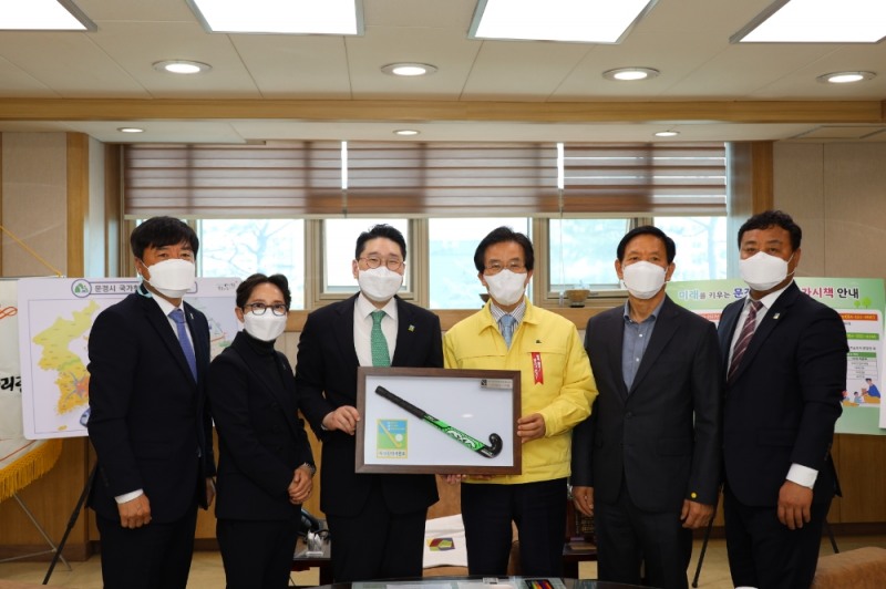 왼쪽부터 대한하키협회 박신흠 사무처장, 이금주 전무이사, 이상현 회장, 문경시 고윤환 시장, 문경시체육회 노순하 회장, 경북체육회 백용상 감독