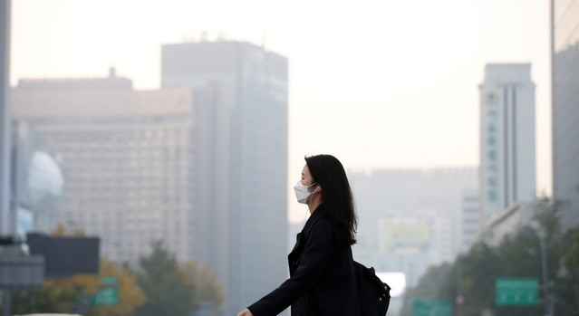 미세먼지 농도가 '매우나쁨' 상태를 나타낸 1일 오전 서울 종로구 세종로사거리에서 마스크를 쓴 시민이 길을 걷고 있다.