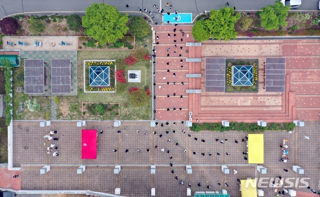 22일 오후 광주 북구 한 고등학교 주차장에 설치된 임시선별검사소에서 방역당국이 학생과 교사 등을 대상으로 코로나19 전수검사를 하고 있다.