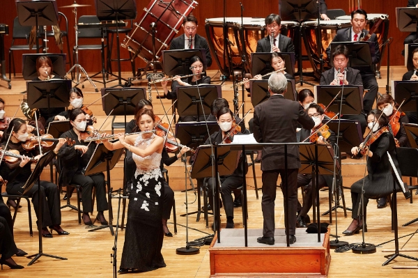 금난새의 지휘, 플룻 최나경의 협연으로 성남시립교향악단의 개막공연이 진행되고 있다
