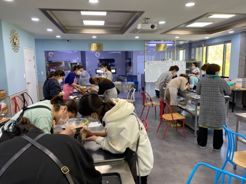 제과 기능사 교육에 참여하고 있는 교육생/사진=강진군
