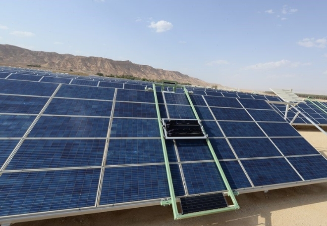 에코피아가 개발한 E'4는 물 없이 태양광 패널을 청소해준다. / 사진제공=에코피아