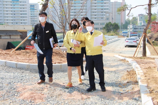 정찬균 나주 부시장이 23일 원도심 지역개발사업 현장을 점검하고 있다./사진=나주시