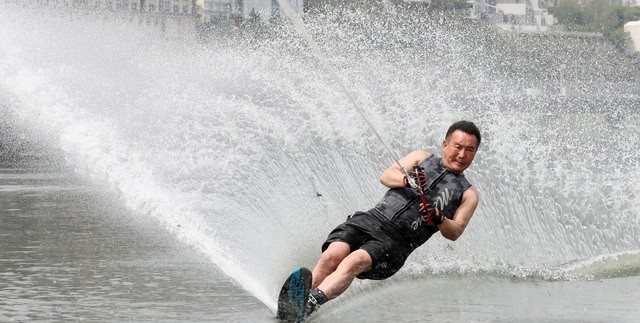 서울 등 내륙에 때 이른 초여름 더위가 이어지는 지난 22일 오후 서울 한강공원잠원지구 내 리버시티수상스키장에서 수상스키어가 물살을 가르며 더위를 식히고 있다.