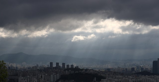 비가 그친 13일 오전 서울 용산구 남산공원에서 바라본 하늘이 개고 있다