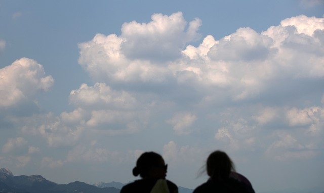 맑은 날씨를 보인 19일 오후 서울 중구 남산공원에서 바라본 하늘 위로 뭉게구름이 가득하다.