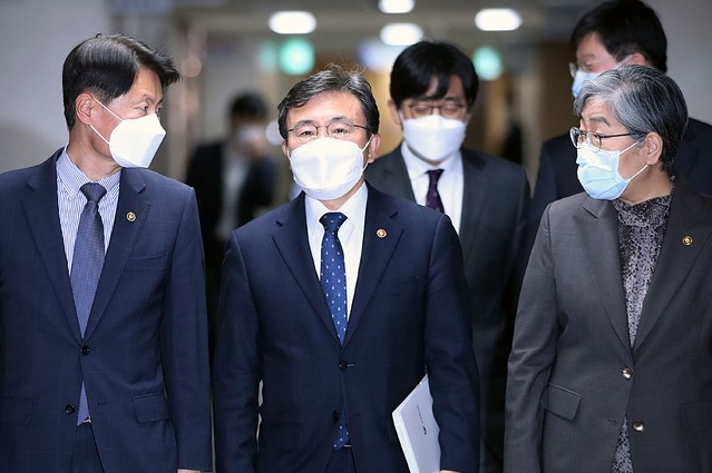 김강립(사진 왼쪽부터) 식품의약품안전처 처장과 권덕철 백신도입 TF 팀장(보건복지부 장관), 정은경 질병관리청 청장이 24일 오후 서울 종로구 정부서울청사에서 열린 코로나19 백신 도입 관련 부처 합동 긴급 비대면 브리핑에 참석하며 이야기를 나누고 있다.