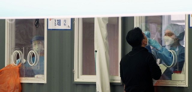 코로나19 국내 확진자 수가 나흘째 700명대를 기록한 24일 오전 서울역 광장에 마련된 임시선별검사소에서 시민들이 검사를 받고 있다.