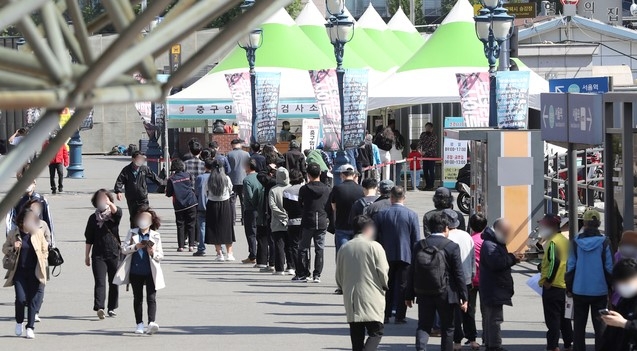 코로나19 신규 확진자가 주말 영향 등으로 닷새만에 700명 아래로 감소한 25일 오전 서울역 광장에 마련된 서울 중구 임시선별검사소에서 시민들이 검사를 받기 위해 줄지어 대기하고 있다. 이날 0시 기준 국내 누적 확진자는 전날보다 644명 증가한 11만8887명이다.