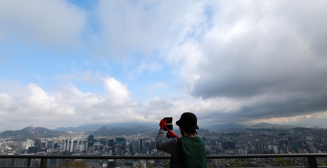 13일 오전 서울 용산구 남산공원에서 바라본 하늘이 맑아지고 있다.