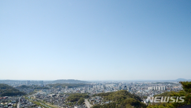 전주 치명자산에서 바라본 하늘이 맑고 푸르다.