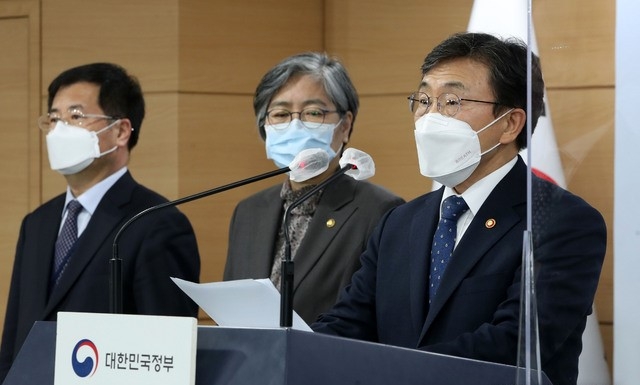 권덕철 백신도입 TF 팀장(보건복지부 장관)이 24일 오후 서울 종로구 정부서울청사에서 열린 코로나19 백신 도입 관련 부처 합동 긴급 비대면 브리핑에서 발언을 하고 있다.