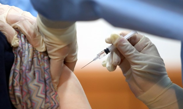 의료진이 신종 코로나바이러스 감염증(코로나19) 아스트라제네카 백신을 투여하고 있는 모습.