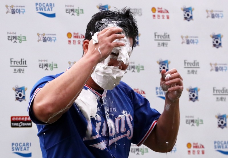 프로통산 300세이브 전인미답의 신기원을 이룬 오승환이 동료들의 생크림 세례를 받았다.