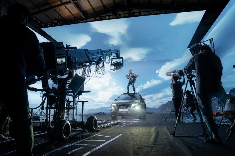 비브스튜디오스 곤지암 R&D 스튜디오에서 통합제어솔루션 VIT를 활용해 자동차 주행 장면 및 실시간으로 환경 변화를 제어하며 촬영하는 모습