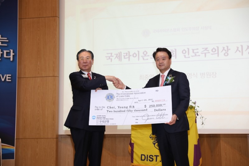 국제라이온스협회 최중열 국제회장(오른쪽)과 고신대복음병원 최영식 병원장