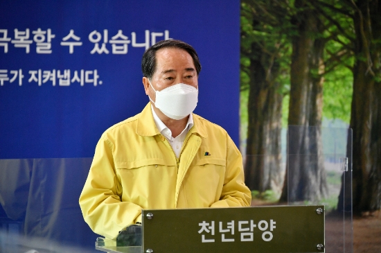 최형식 담양군수가 26일 거리두기 1.5단계 하향에 따른 비대면 브리핑을 하고 있다./사진=담양군