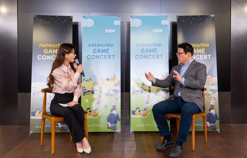 사회자 김수현 아나운서(왼쪽)와 김경일 게임문화재단 이사장.