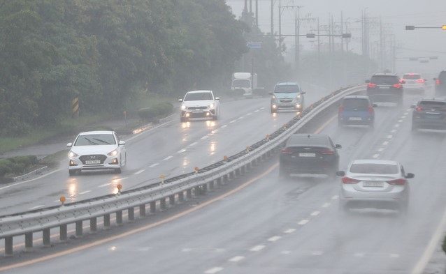 서귀포시 남원읍 인근 도로.