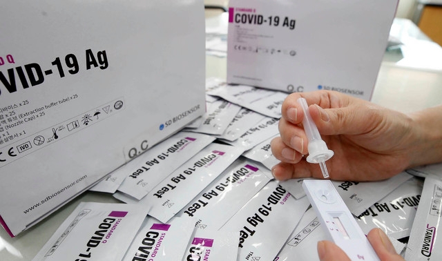 광주 북구보건소는 최근 입고된 코로나19 자가 진단 키트를 시험 확인하고 있다고 14일 밝혔다. 자가 진단키트는 면봉으로 콧속에서 검체를 채취, 진단 시약에 넣는 방법으로 양성 여부를 판단한다. (사진=광주 북구 제공)