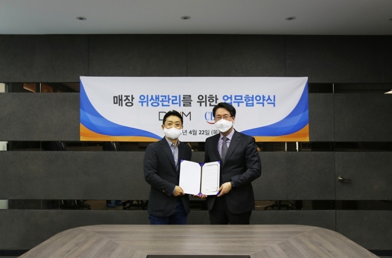 박성환 디딤 프랜차이즈사업부 이사(왼쪽)와 김삼기 세스코 법인영업총괄 상무