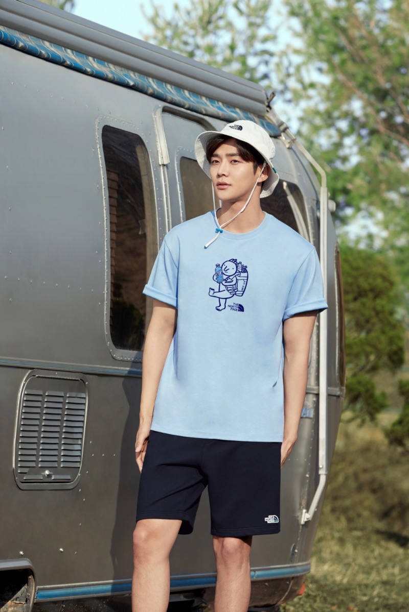 제주에서 수거된 폐페트병을 재활용한 티셔츠, 반바지 및 모자를 착용한 노스페이스 홍보대사 로운