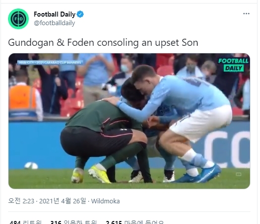 손흥민이 울음을 터뜨리자 멘시티 선수들이 그를 위로하고 있다.