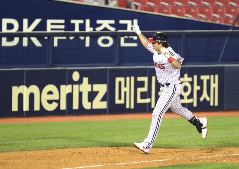 LG의 라모스가 27일 잠실 롯데전에서 3회에 3호 홈런을 날린 뒤 홈으로 들어오고 있다.