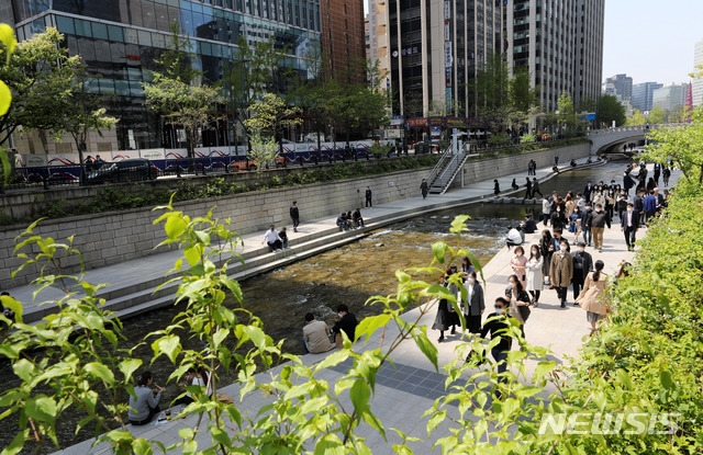 완연한 봄 날씨가 이어지는 19일 오후 서울 청계천에서 시민들이 산책하고 있다.