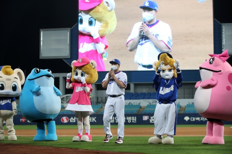 27일 대구 홈경기 NC전에 부상에서 회복돼 첫 출전한 오재일이 3타수3안타 맹타로 수훈선수로 선정된뒤 팀 마스코트들과 함께 인터뷰를 하고 있다.