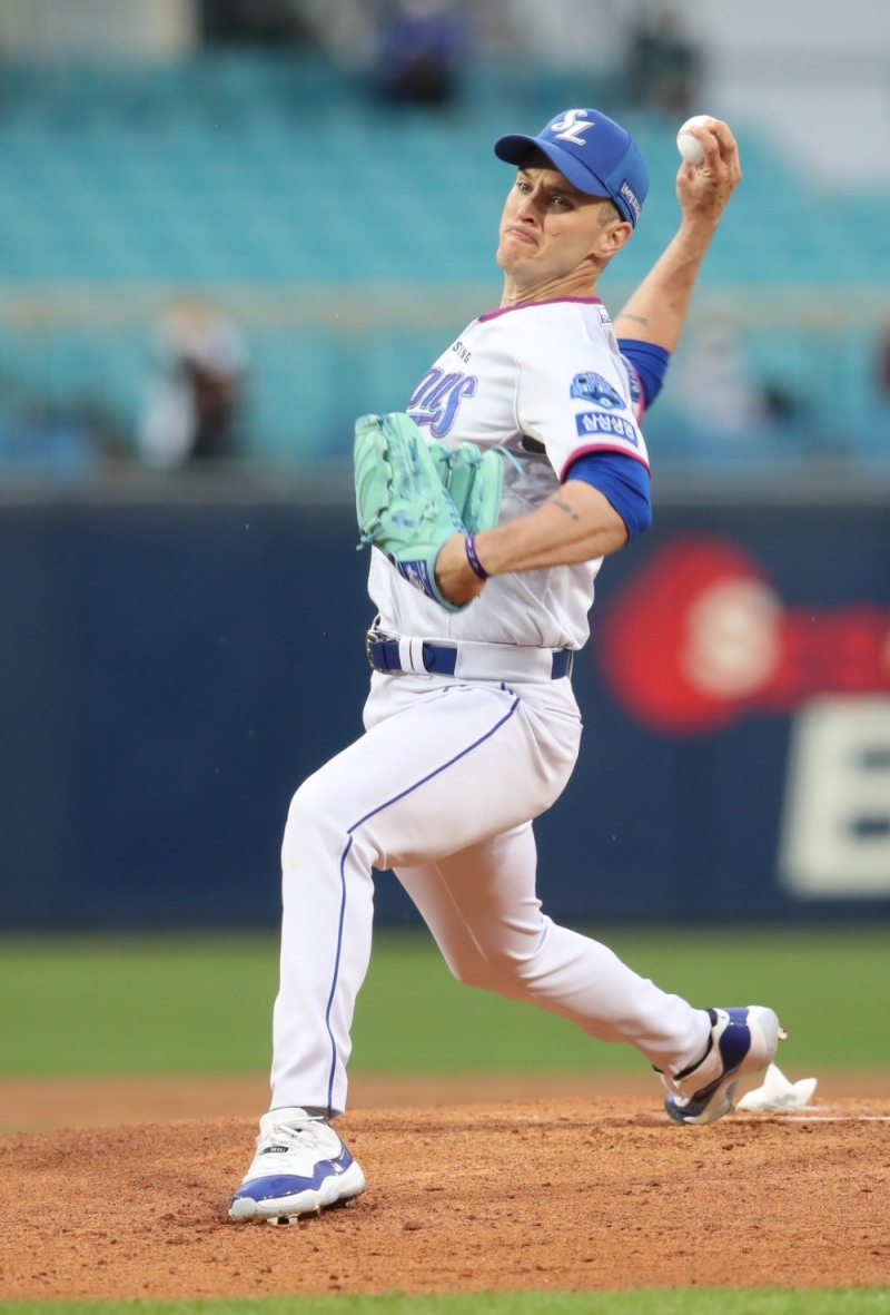 에이스 뷰캐넌은 지난해 챔피언 NC를 상대로 6이닝 무실점으로 벌써 4승째를 올리며 다승 단독 선두에 나섰다.