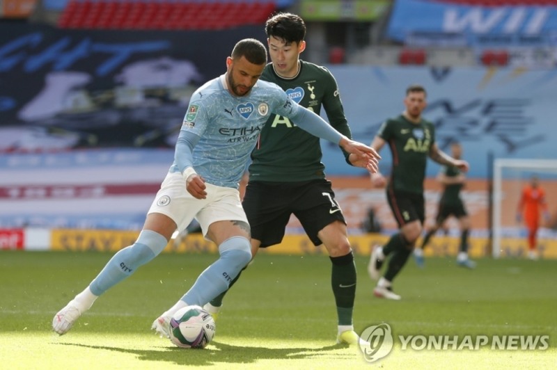 손흥민이 맨시티 선수를 수비하고 있다.