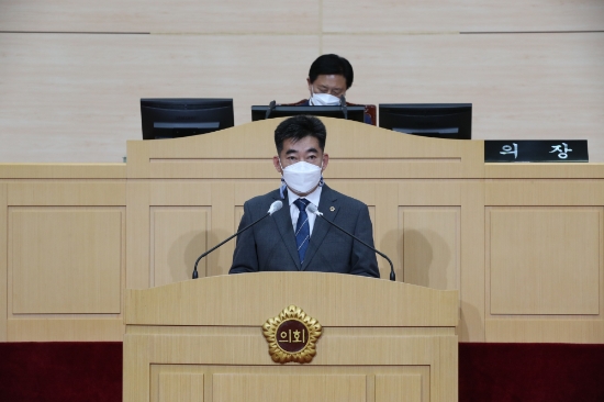 전남도의회 유성수 의원(장성1·더불어민주당)은 28일 열린 도정질의에서 집합금지 및 영업제한 조치를 받은 도내 소상공인을 대상으로 전라남도 소상공인 재난지원금을 지급할 것을 요구했다/사진=전남도의회