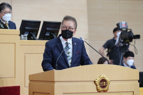 제351회 임시회 제3차 본회의서 이장석 의원(영광2)이 전라남도와 도교육청을 대상으로 도정질문을 하고있다/사진=전남도의회