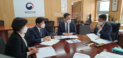 김산 무안군수는 28일 오전 행정안전부를 방문, 이재영 차관과의 심도 있는 논의를 통해 2022년 국고 지원 및 2021년 특교세 사업이 적극 반영될 수 있도록 건의했다/사진=무안군
